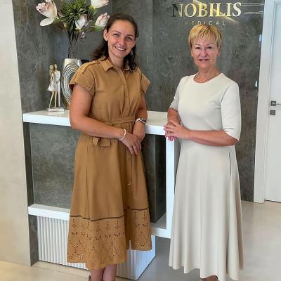 Nobilis 4D Ultrahang rendelő váróterem, Novákné Szerdahelyi Zsuzsanna szonográfus az egyik kismamával